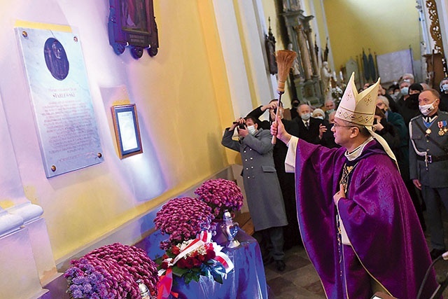 Moment poświęcenia tablicy przez bp. T. Lityńskiego. Wcześniej miejscowy proboszcz ks. Dariusz Ludwikowski odczytał okolicznościowy list od prymasa Polski abp. W. Polaka.