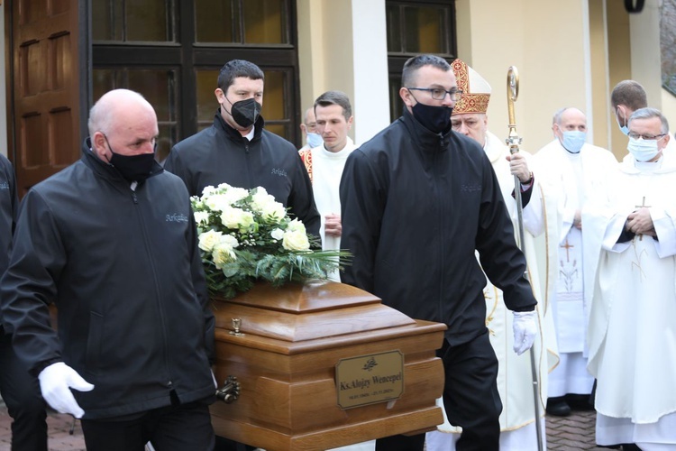 Ostatnie pożegnanie śp. ks. Alojzego Wencepla w Ustroniu-Polanie