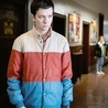 Asa Butterfield jako Otis Milburn w serialu Netflixa „Sex Education”.