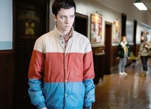 Asa Butterfield jako Otis Milburn w serialu Netflixa „Sex Education”.