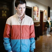 Asa Butterfield jako Otis Milburn w serialu Netflixa „Sex Education”.