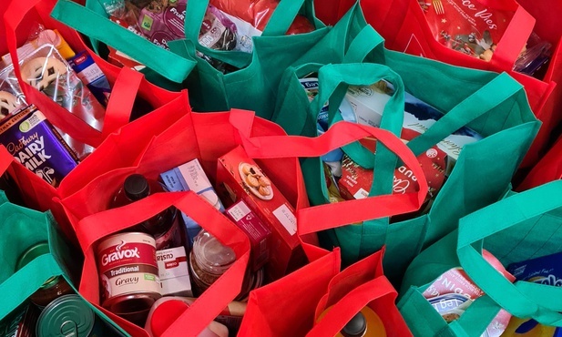 W Amsterdamie powstał "odwrócony" supermarket, gdzie można przynosić produkty, a nie je kupować