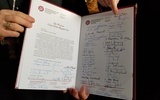 List gratulacyjny podpisany przez polskich biskupów.