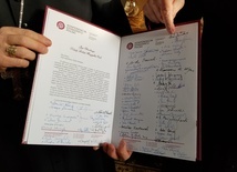List gratulacyjny podpisany przez polskich biskupów.