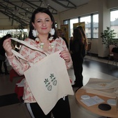 Justyna Wesołowska prezentuje torby z lasowiackim haftem.