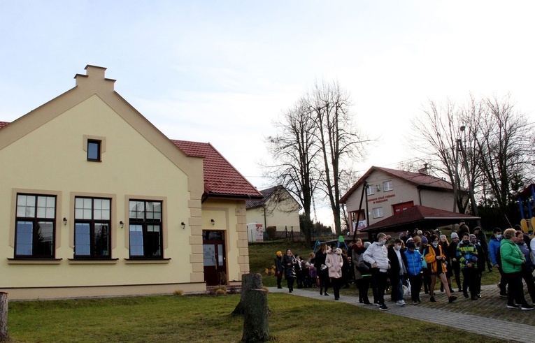 Pawęzów. Odsłonięcie tablicy upamiętniającej śp. Wiktorię Olszówkę z domu Boruch