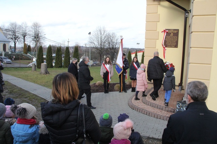 Pawęzów. Odsłonięcie tablicy upamiętniającej śp. Wiktorię Olszówkę z domu Boruch