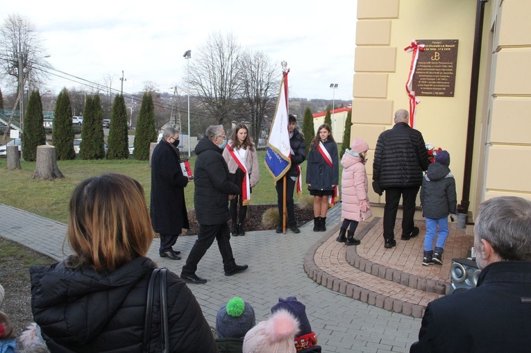 Pawęzów. Odsłonięcie tablicy upamiętniającej śp. Wiktorię Olszówkę z domu Boruch