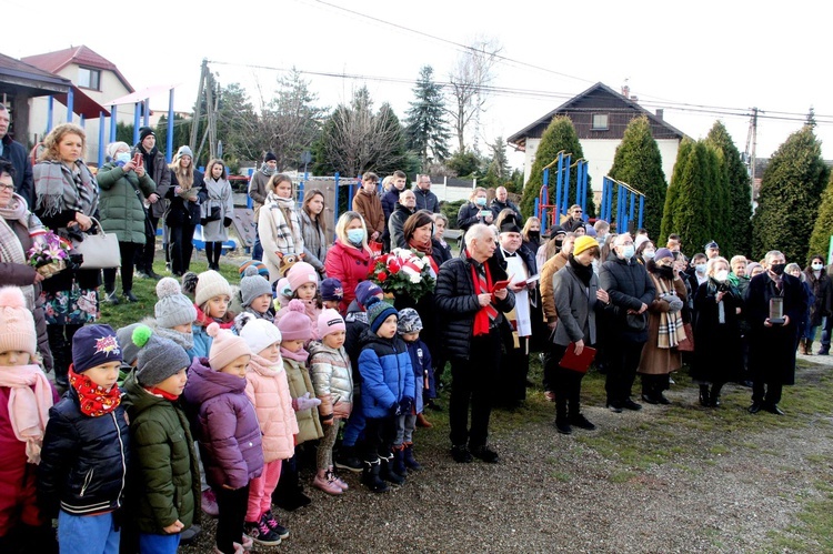 Pawęzów. Odsłonięcie tablicy upamiętniającej śp. Wiktorię Olszówkę z domu Boruch