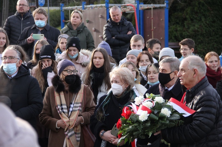 Pawęzów. Odsłonięcie tablicy upamiętniającej śp. Wiktorię Olszówkę z domu Boruch