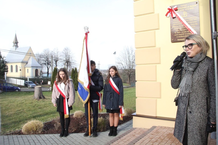Pawęzów. Odsłonięcie tablicy upamiętniającej śp. Wiktorię Olszówkę z domu Boruch