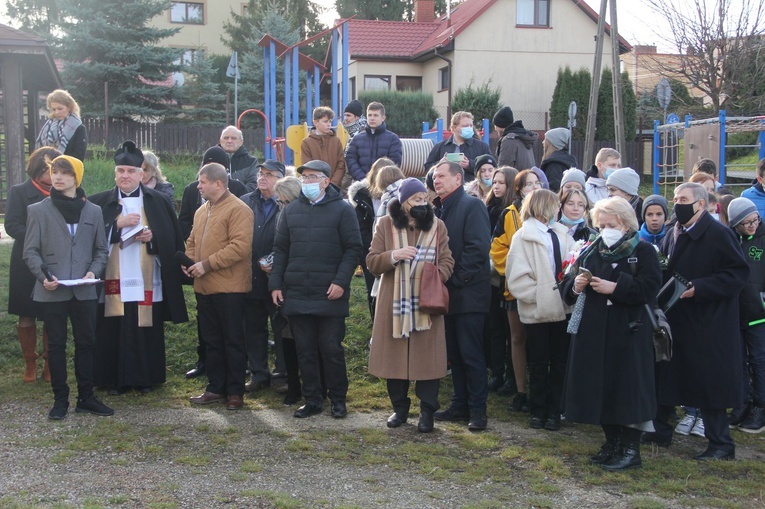 Pawęzów. Odsłonięcie tablicy upamiętniającej śp. Wiktorię Olszówkę z domu Boruch