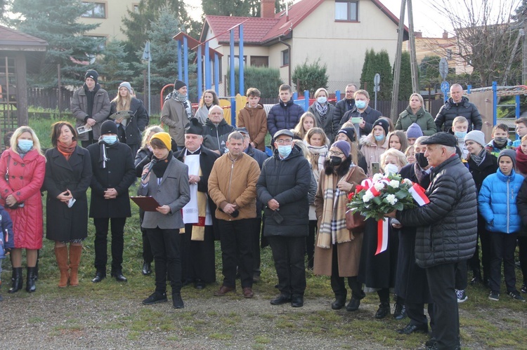 Pawęzów. Odsłonięcie tablicy upamiętniającej śp. Wiktorię Olszówkę z domu Boruch