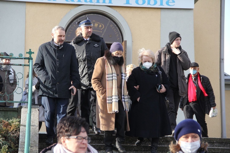 Pawęzów. Odsłonięcie tablicy upamiętniającej śp. Wiktorię Olszówkę z domu Boruch