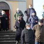 Pawęzów. Odsłonięcie tablicy upamiętniającej śp. Wiktorię Olszówkę z domu Boruch