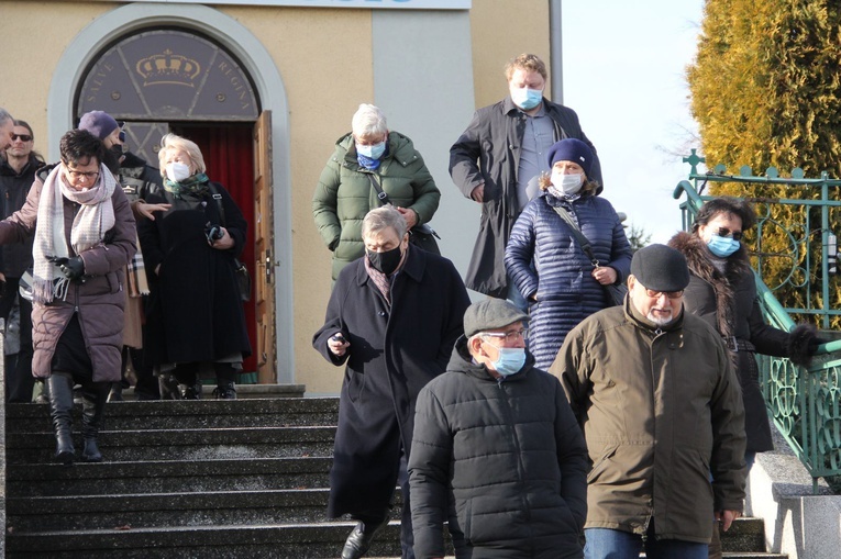 Pawęzów. Odsłonięcie tablicy upamiętniającej śp. Wiktorię Olszówkę z domu Boruch