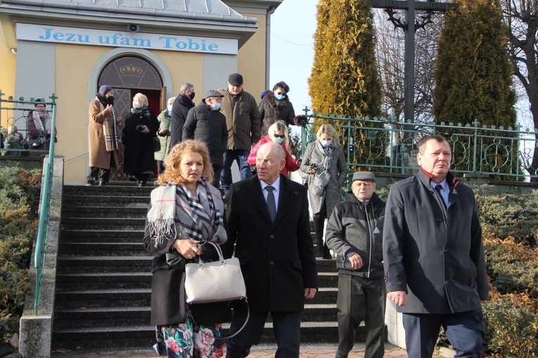 Pawęzów. Odsłonięcie tablicy upamiętniającej śp. Wiktorię Olszówkę z domu Boruch
