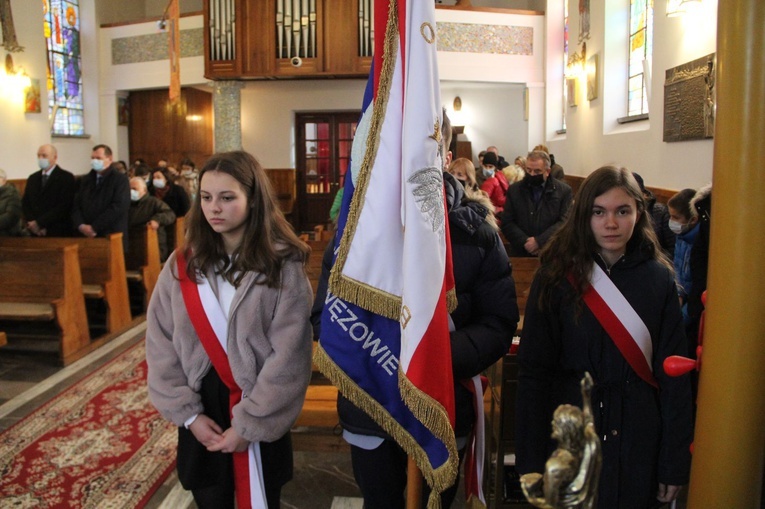 Pawęzów. Odsłonięcie tablicy upamiętniającej śp. Wiktorię Olszówkę z domu Boruch