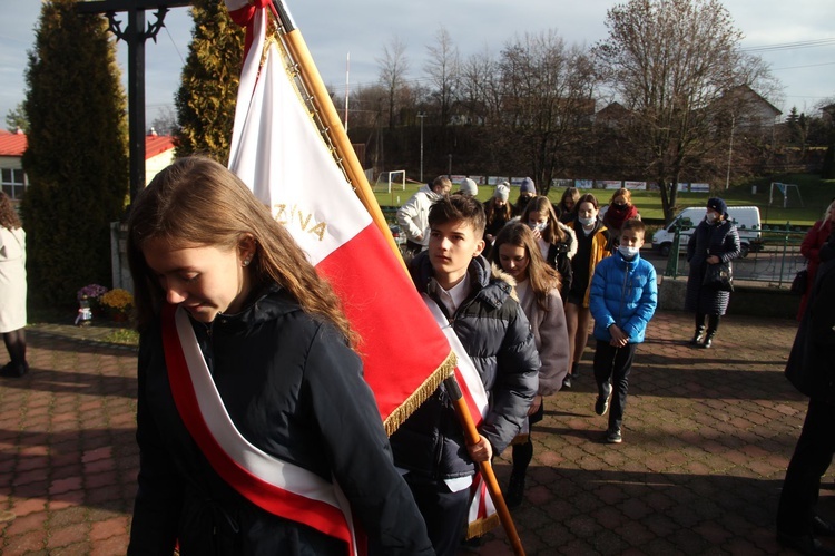 Pawęzów. Odsłonięcie tablicy upamiętniającej śp. Wiktorię Olszówkę z domu Boruch