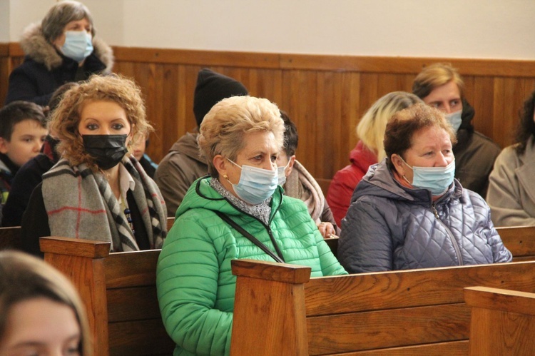 Pawęzów. Odsłonięcie tablicy upamiętniającej śp. Wiktorię Olszówkę z domu Boruch