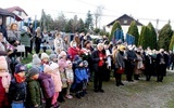 Pawęzów. Odsłonięcie tablicy upamiętniającej śp. Wiktorię Olszówkę z domu Boruch