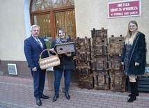 Pierwsza osoba chętna do zamontowania budki otrzymała upominek.