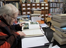  Prowadzona przez panią Marię kronika parafialnej biblioteki to skarbnica wiedzy.