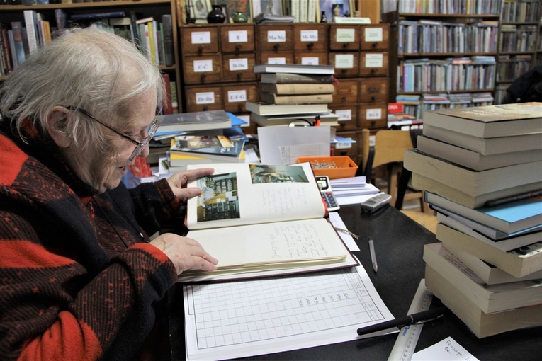  Prowadzona przez panią Marię kronika parafialnej biblioteki to skarbnica wiedzy.