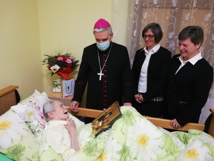 Życzenia jubilatce złożyl biskup ordynariusz.