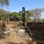 Renowacja polskiego cmentarza w Kidugala w Tanzanii