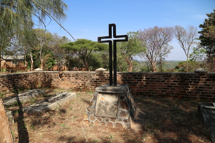 Renowacja polskiego cmentarza w Kidugala w Tanzanii