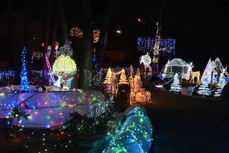 Święty Mikołaj odwiedził Gilów. Ruszyło też bajkowe oświetlenie