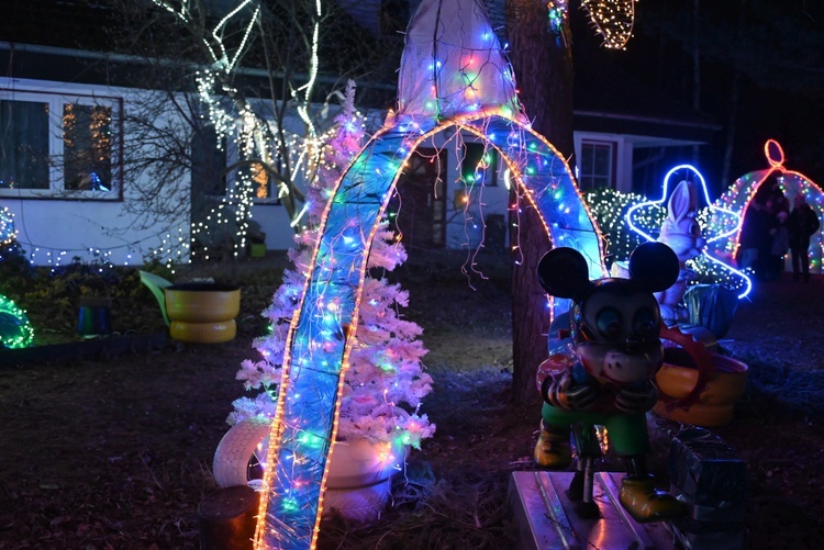 Święty Mikołaj odwiedził Gilów. Ruszyło też bajkowe oświetlenie