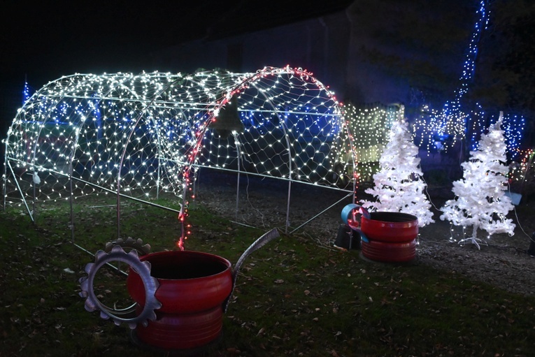 Święty Mikołaj odwiedził Gilów. Ruszyło też bajkowe oświetlenie