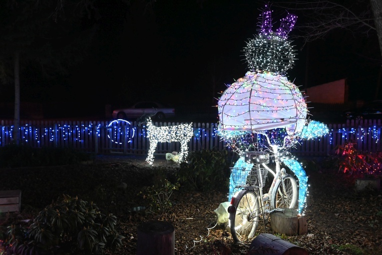 Święty Mikołaj odwiedził Gilów. Ruszyło też bajkowe oświetlenie