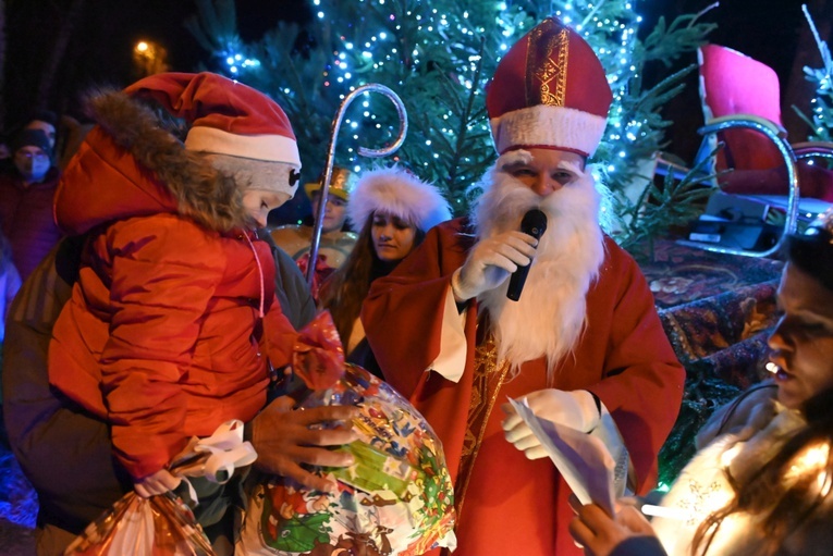 Święty Mikołaj odwiedził Gilów. Ruszyło też bajkowe oświetlenie