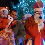 Święty Mikołaj odwiedził Gilów. Ruszyło też bajkowe oświetlenie