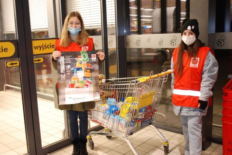 Wolontariusze Caritas podczas zbierania żywności.