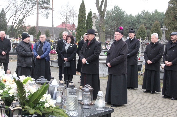 Olesno. Tablica upamiętniająca ks. prał. Jana Rybaka