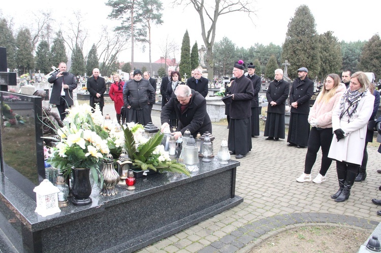 Olesno. Tablica upamiętniająca ks. prał. Jana Rybaka