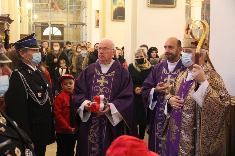 Olesno. Tablica upamiętniająca ks. prał. Jana Rybaka