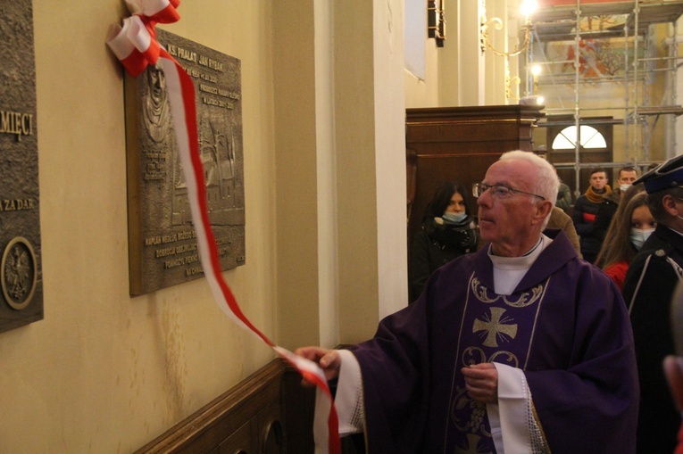 Olesno. Tablica upamiętniająca ks. prał. Jana Rybaka