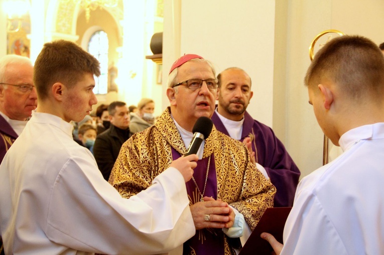 Olesno. Tablica upamiętniająca ks. prał. Jana Rybaka