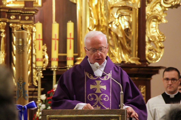 Olesno. Tablica upamiętniająca ks. prał. Jana Rybaka