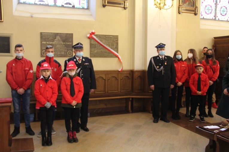 Olesno. Tablica upamiętniająca ks. prał. Jana Rybaka