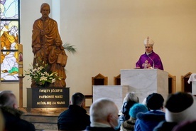 - Mamy głęboką ufność, że ten rok był czasem błogosławionym. Oddajemy się w opiekuńcze dłonie Boga, który przemawia do nas przez przykład św. Józefa - mówił bp Zieliński.