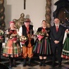 Laureaci (od lewej): Halina Kostecka, Weronika Mońka-Chwała, Włodzimierz Gala i Zofia Gala oraz wręczający Marcin Kosiorek i Anna Staniszewska.