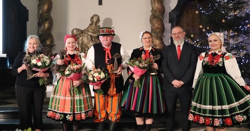 Laureaci (od lewej): Halina Kostecka, Weronika Mońka-Chwała, Włodzimierz Gala i Zofia Gala oraz wręczający Marcin Kosiorek i Anna Staniszewska.