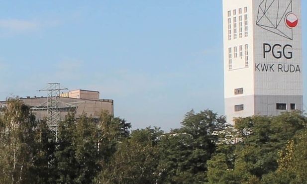 Ruda Śląska. Akcja w kopalni Bielszowice trwa. Ratownicy kontynuują drążenie podkopu pod przenośnikiem