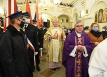 Poświęcenie odnowionego wnętrza kościoła. W tle z prawej tryptyk Bożego Miłosierdzia.